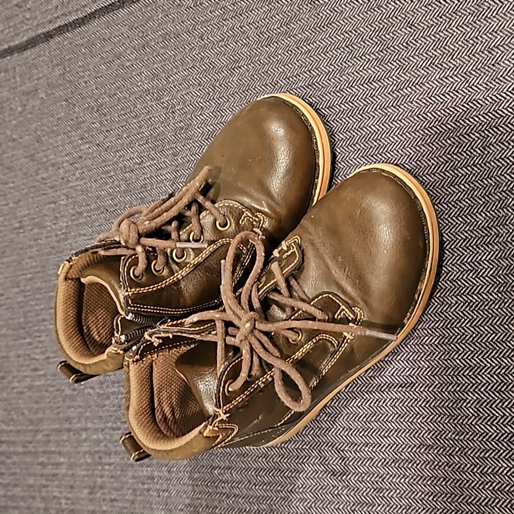 Eddie Bauer Little boys size 10 boots